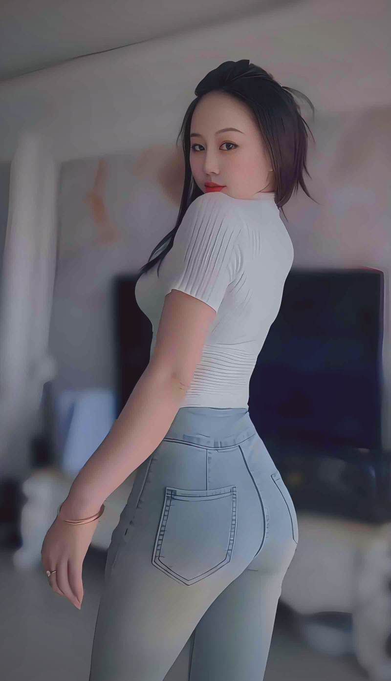 软件编辑界面显示有条理的时间线轨道与各种效果预设