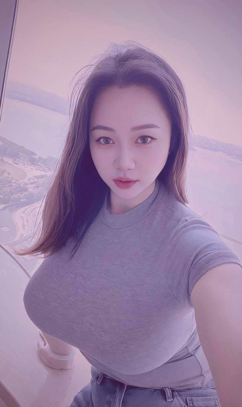 视觉策划师与客户正在会议室中讨论情绪板，墙上贴满了各种风格影像的参考图片