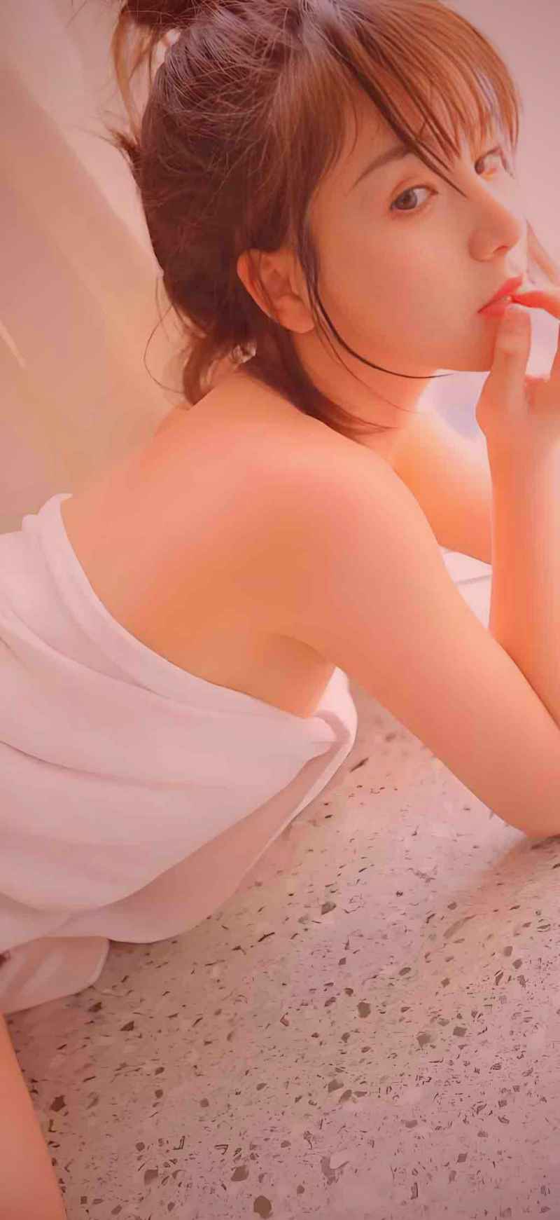 晚间时段直播间热闹的弹幕互动场景示意