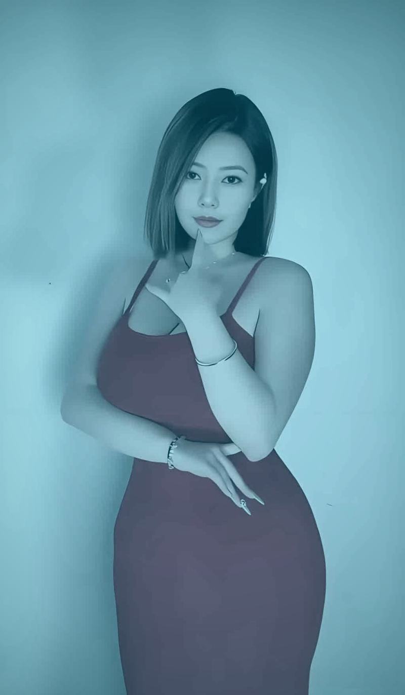 主播在布置好的直播间内进行开播前的最后检查