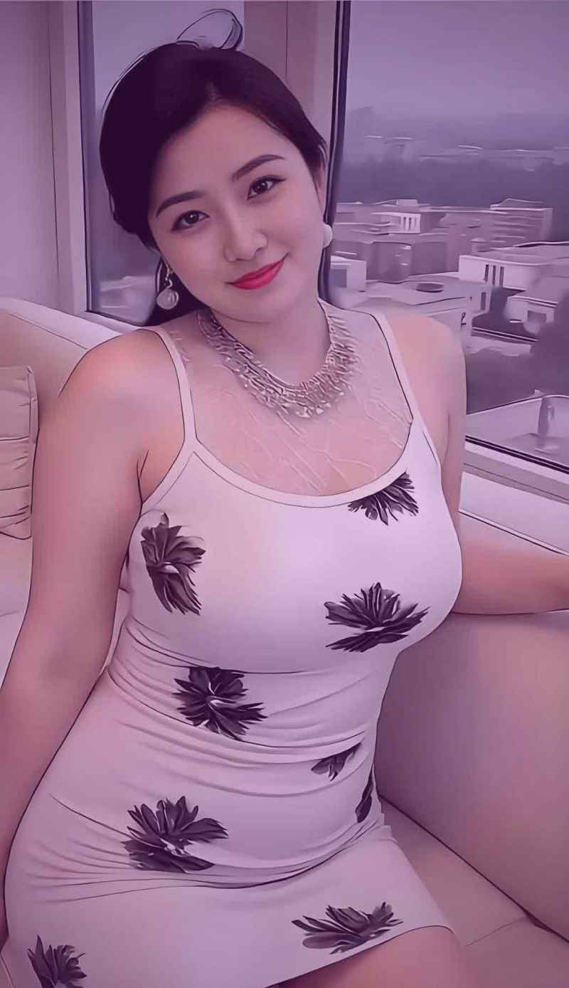 主播在直播中展示摄影器材，讲解使用技巧