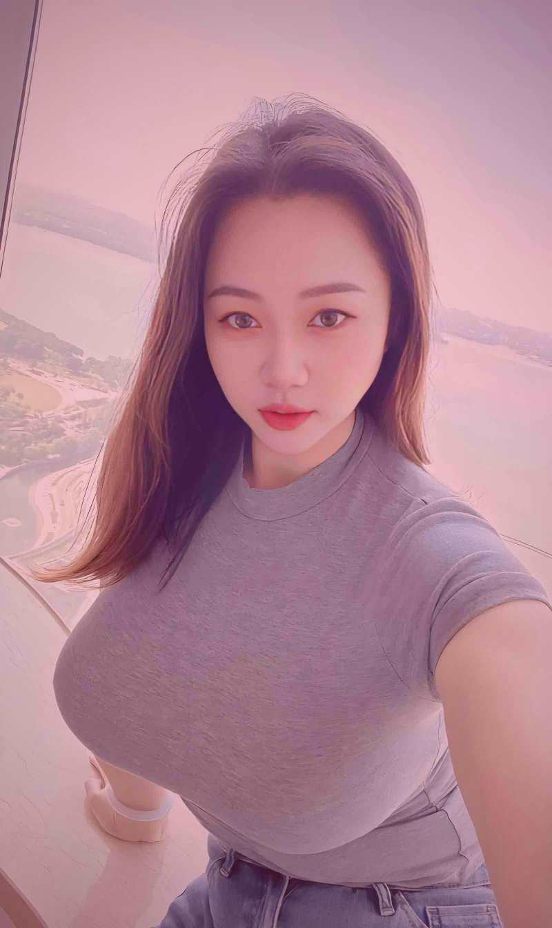 主播在访谈现场与主持人交流，背景是简洁的演播室灯光
