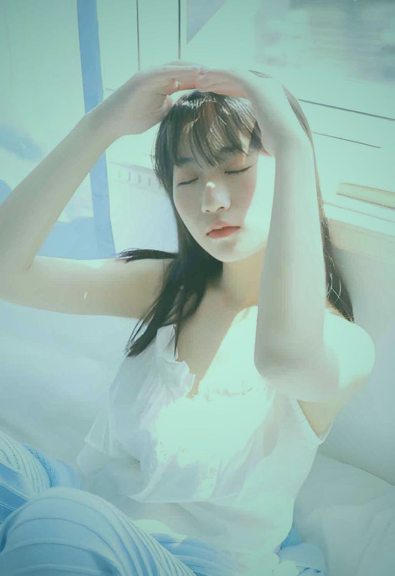 深夜直播互动界面示意图，展示用户弹幕与礼物特效