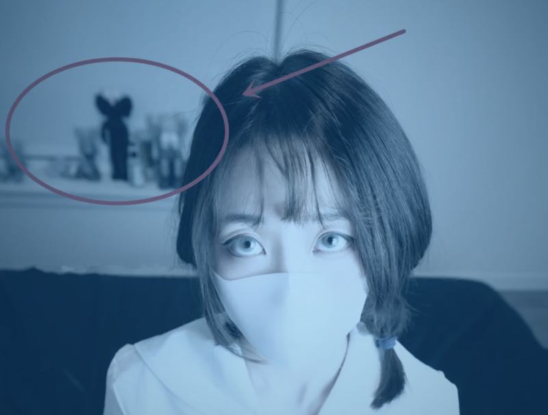 摄影师正在使用相机和灯光设备进行约拍服务