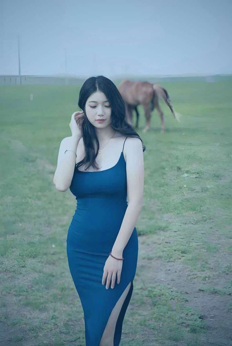 一个音乐主题直播间的中阶布置：专业麦克风、耳机、键盘乐器，背后是声学泡沫板和专辑封面墙
