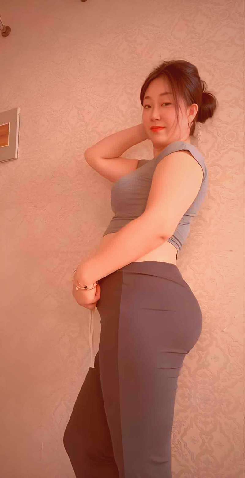 一位新人主播在电脑前认真绘制内容规划思维导图，白板上写着‘我是谁’、‘为谁创作’、‘带来什么’等关键词