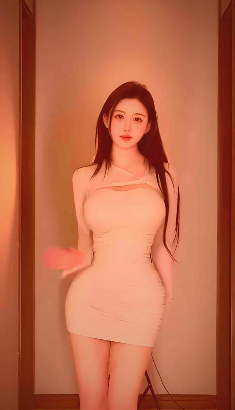 笔记本电脑屏幕上显示着视频剪辑时间线，旁边是详细的修改意见文档