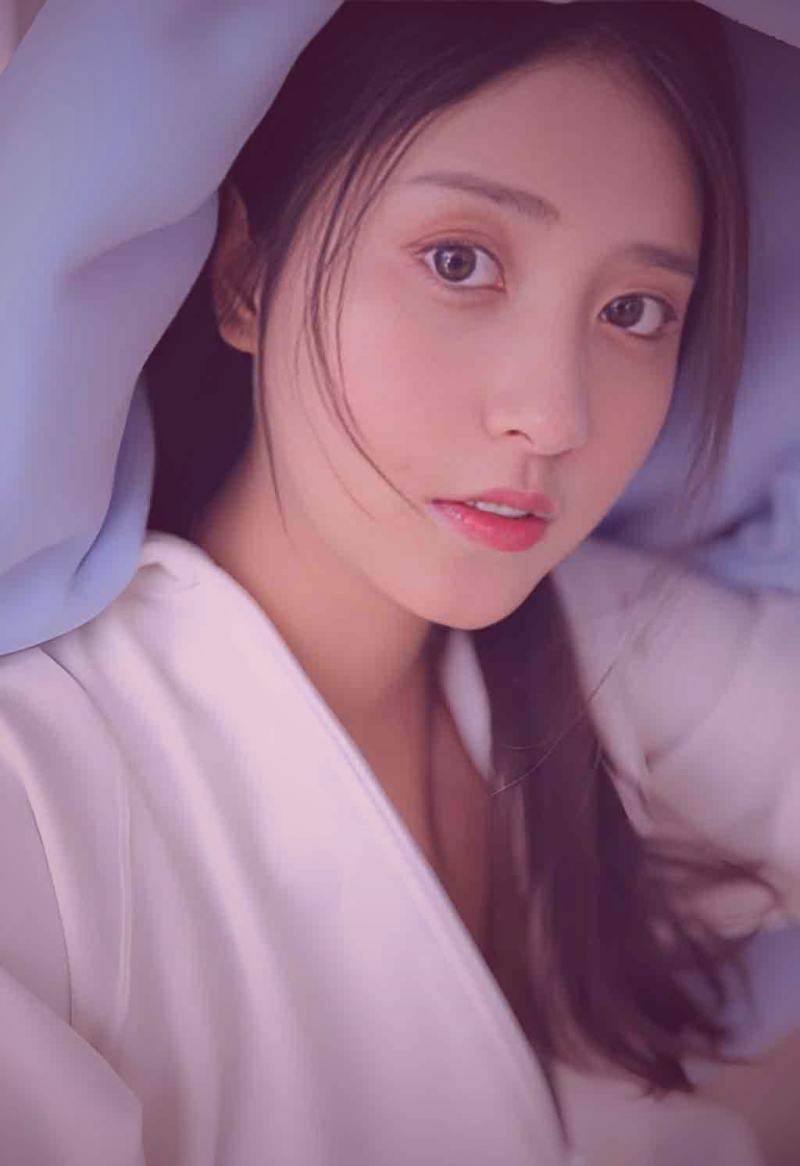 爱液视频平台上两位创作者在咖啡馆通过平板电脑和笔记本进行正式的项目沟通会议