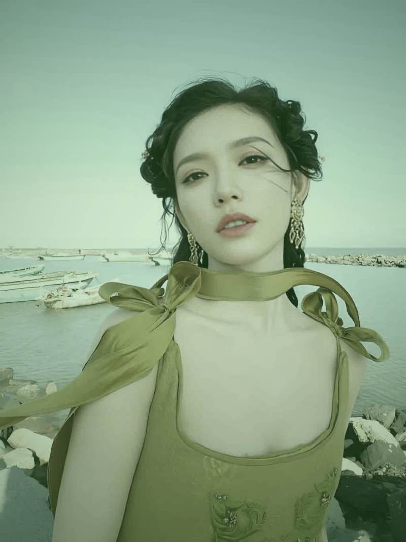 创意工作者在工作室进行多机位直播，画面包含摄像头、灯光和实时交互屏幕