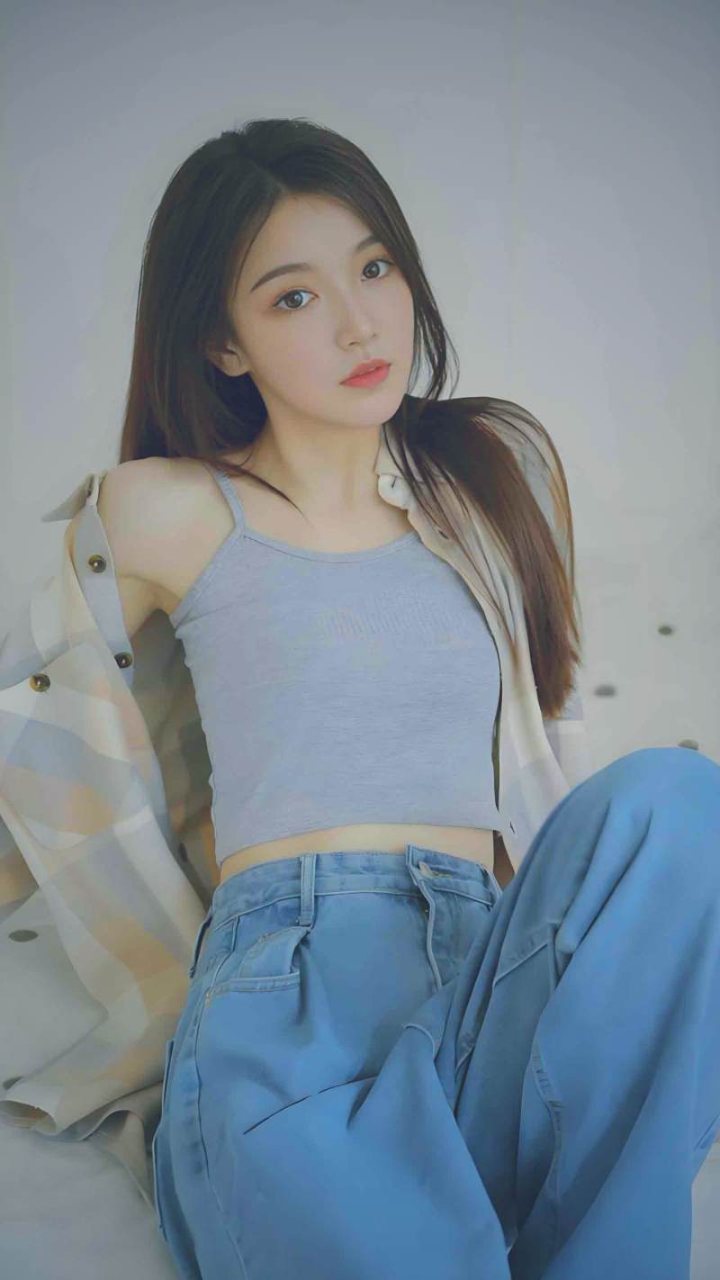 一个设计精美的线上课程列表页面截图，包含课程封面、标题和报名人数
