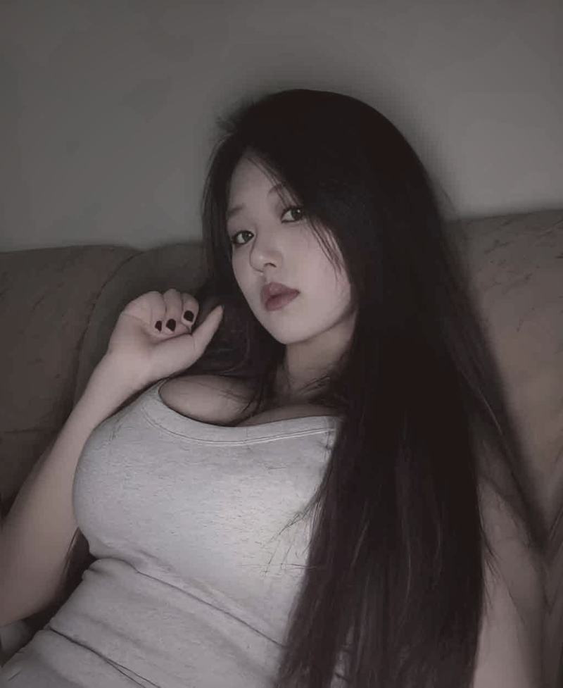 爱液视频创作者在电脑前分析数据面板，屏幕上显示着增长曲线和榜单界面