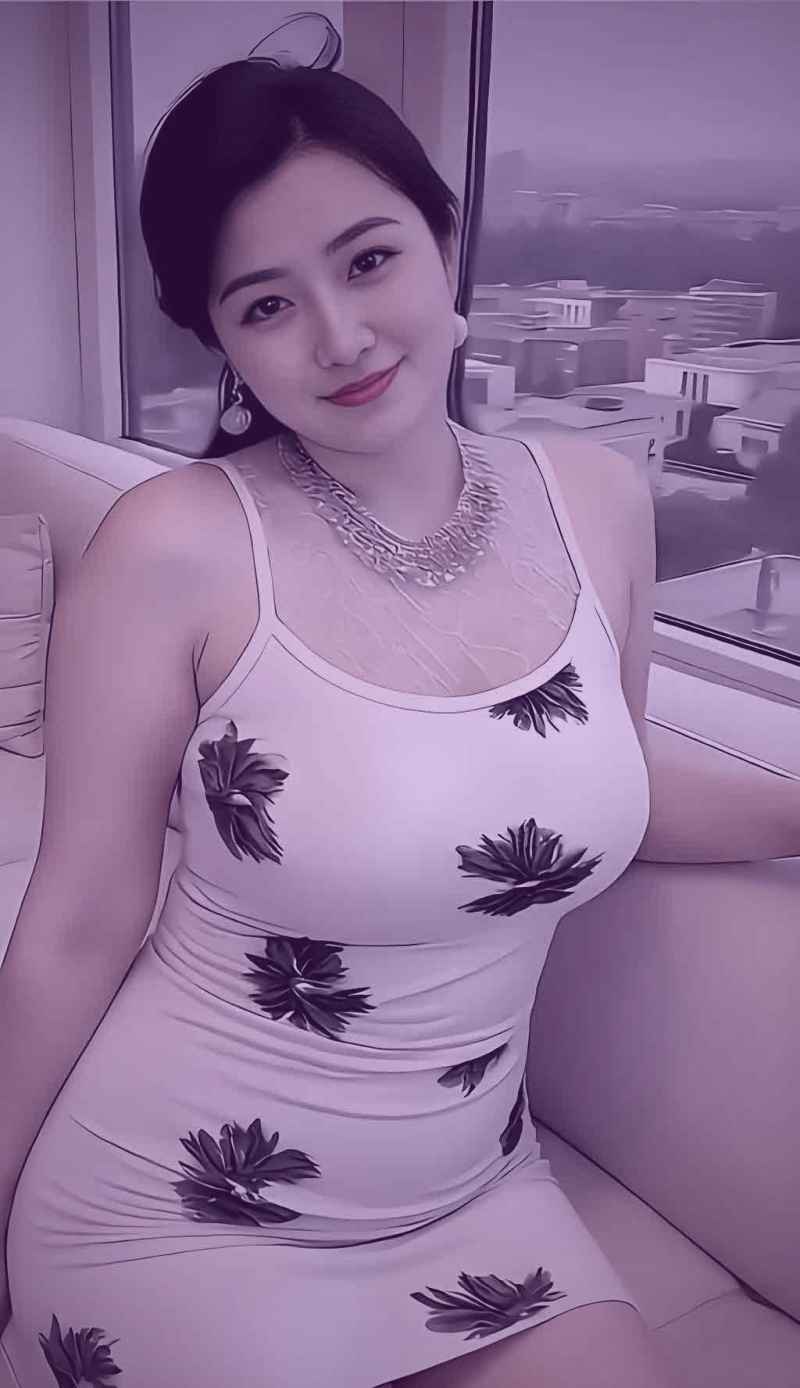 几位不同领域的创作者围坐讨论，面前摆放着笔记本电脑和创意草图，背景是爱液视频的Logo墙